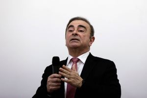 Retssagen mellem Ghosn og Nissan er skudt i gang. Første runde bød på en sværm af nye anklager.