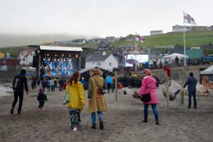 Konservative kræfter har stadig stærk politisk indflydelse på Færøerne, men selv om også unge holder fast på nationalartefakter og folkedragter retter progressive unge blikket udad mod verden. 
