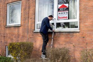 Mænd er ofte bedst til at forhandle salæret til ejendomsmægleren ned, og næsten hver 10. boligsælger har betalt bonus til ejendomsmægleren, viser en ny spørge-undersøgelse fra Voxmeter.