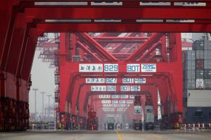 Shanghai er på vej ud af lockdown, og det kan føre til en syndflod af containere med kurs mod de pressede havne i USA og Europa. Men de dystre økonomiske udsigter er den store joker.