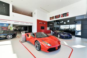 Formula Automobile har indviet stilrent bilhus for Ferrari og Maserati, der er et bilunivers, som bl.a. byder på egen café og bilgalleri med racerbiler.