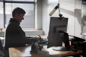 På Jobcenter Esbjerg er Lea Christiansen og alle hendes kolleger blevet tilbudt at gå lidt ned i tid og at samle ugens arbejdstimer på fire dage. Ordningen er en kæmpe succes og flugter med en ny analyse, som viser, at vi danskere i dag arbejder halvanden time mindre om ugen end for 20 år siden. 