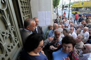 Kaotiske scener foran græsk bank, hvor pensionister uden hævekort har kunnet hæve kontanter, selv om bankerne er beordret til at holde lukket til på tirsdag.