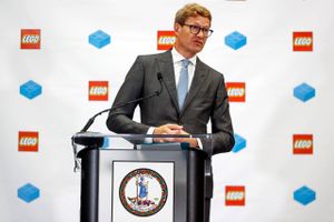 Mens truslerne om recession tager til, investerer Lego ufortrødent milliarder i nye fabrikker og digitale satsninger. Lego-topchefen Niels B. Christiansen føler sig ikke truet af den økonomiske modvind, der måtte komme.