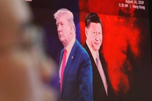 Præsidenterne Donald Trumog Xi Jinping står med deres handelskrig som symbolerne på den tredelingen af verdensøkonomien, der i stigende grad manifesterer sig. Foto: AP/Ahn Young-joon