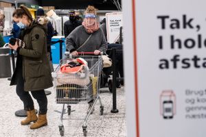 Regeringen meldte tirsdag nye restriktioner i kampen mod smittespredningen. Blandt andet øget afstand i supermarkeder, som her i Kvickly i Sundby i København. Foto: Gregers Tycho