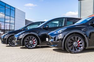 Teslas nye prispolitik har fået bilforhandlere til at sænke priserne på elbiler til salg på Bilbasen. I gennemsnit er der skåret godt 27.000 kr. af prisen.