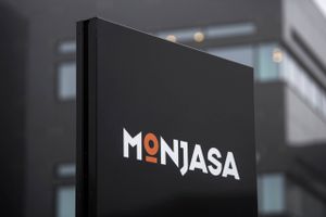 Monjasa og firmaets direktør fik bedrageridom i september. Først nu kan sagen omtales ved navn. 