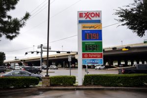 Signage at an Exxon Mobil gas station in Houston on Oct. 28, 2020. Foto: Bloomberg/Callaghan O'Hare