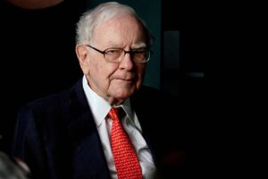 Warren Buffetts investeringsselskab fortrænger kinesisk bank fra førsteplads på "Global 2000"-liste.