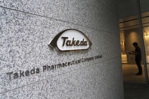 The Takeda Pharmaceutical Co. logo at the company's global headquarters in Tokyo on June 11, 2018. Foto: Bloomberg photo by Kentaro Takahashi.