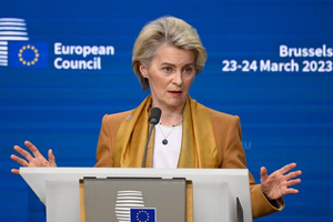Både Tyskland og EU-Kommissionen ønsker at løse strid om forbrændingsmotorer, siger EU-Kommissionens formand.