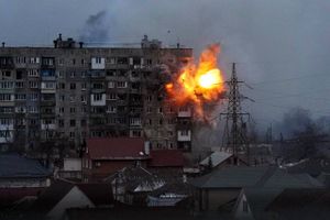 An apartment building explodes after a Russian army tank fires in Mariupol, Ukraine, Friday, March 11, 2022. Foto: AP Photo/Evgeniy Maloletka  
