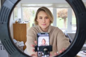 33-årige Sofie Bøcher Lindquist sparer mest muligt op efter at have gjort sin instagramprofil til sin levevej.