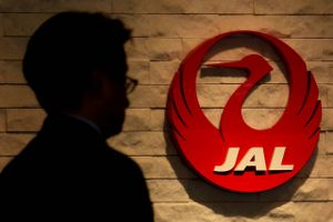 Japan Airlines har besluttet, at selskabet vil være mindre sexistisk og vil tillade kvindelige besætningsmedlemmerner selv at vælge, om de vil gå i høje hæle og nederdel på arbejdet. Foto:  The Yomiuri Shimbun/AP