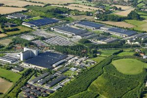 Industrigiganten er i færd med at opføre Danmarks første fuldautomatiske fabrik i samarbejde med robotklyngen i Odense.