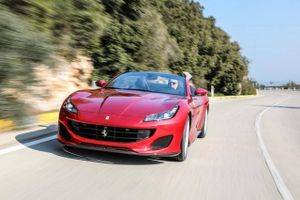 Ferrari Portofino er en ægte åben sportsvogn, som du også kan bruge til hverdag. Den er sjovest med stålfoldetaget nede. Fotos: Ferrari