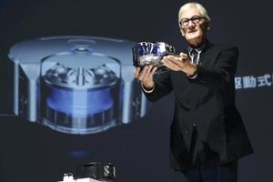 James Dyson, der er mest kendt for at have opfundet smarte støvsugere, har besluttet at bygge sin bilfabvrik til elbiler i Singapore. Foto: Yomiuri Shimbun/AP.
