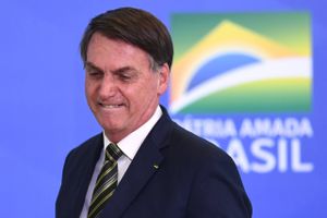 Den brasilianske leders håndtering af coronakrisen kritiseres skarpt. Midt i det hele har en anden eksplosiv sag meldt sin ankomst.