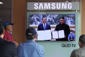 People at Seoul Station in Seoul, South Korea, watch a TV screen featuring South Korean President Moon Jae-in (left) and North Korean leader Kim Jong-un attending a news conference in Pyongyang, North Korea, on Sept. 19, 2018. Foto: Bloomberg photo by SeongJoon Cho.