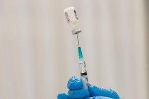 Pfizer vil fra næste år lade en sydafrikansk vaccinefabrikant hælde vacciner på hætteglas, som eksklusivt skal gå til Afrika, der er plaget af massiv vaccinemangel. Ifølge kritikere er det dog for sent og ikke mindst for lidt.