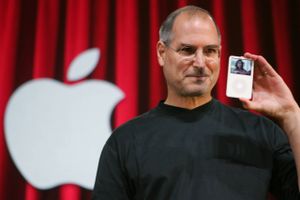 Apple-grundlæggeren, den nu afdøde Steve Jobs, præsenterer en opdateret version af iPod'en i San José i 2005. Foto:Paul Sakuma/AP