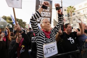Temperaturen i det israelske valgdrama er steget et par grader. Korruptionssagen mod Netanyahu antyder, at premierministeren fik tilsvinet en rival, som han nu er afhængig af for at overleve som regeringsleder. 