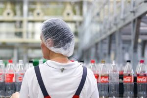 Virksomheder står i kø for at bruge gamle engangsflasker som erstatning for ny oliebaseret plastic. Coca-Cola vil have producenter af bl.a. tøj, havemøbler og legetøj til at holde snitterne væk fra de brugte flasker.
