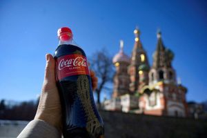 Coco-Cola er blandt de mange vestlige virksomheder, der har valgt at trække sig helt ud af Rusland efter den russiske invasion i Ukraine. Også en række danske virksomheder har trukket sig eller suspenderet deres aktiviteter i Rusland. Foto: Ritzau Scanpix