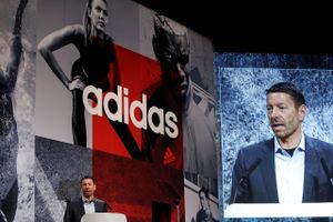 På trods af rekordregnskab vil den tyske Adidas-koncern med danskeren Kasper Rørsted i spidsen ikke betale husleje for sine tyske lejemål under coronakrisen. Det har medført kraftig kritik.